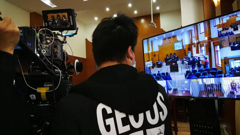 AI生成VS人工创意——盐边县广告片拍摄公司的技术浪漫主义实践